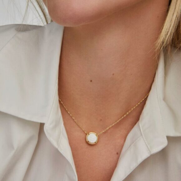 🎁Kendra Scott Volleyball Gold Short Pendant Necklace - Picture 3 of 4